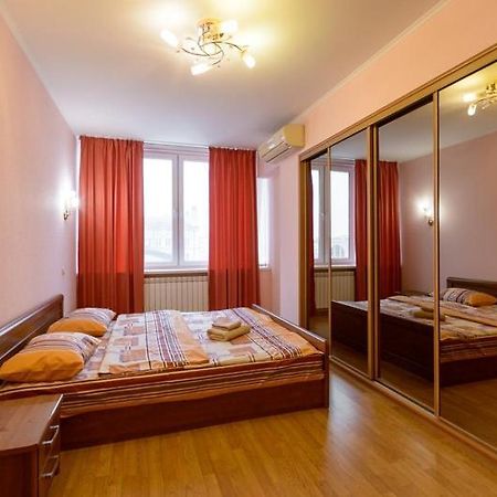 Апартаменти 3-Кімнатні Поруч З М. Театральна Киев Экстерьер фото
